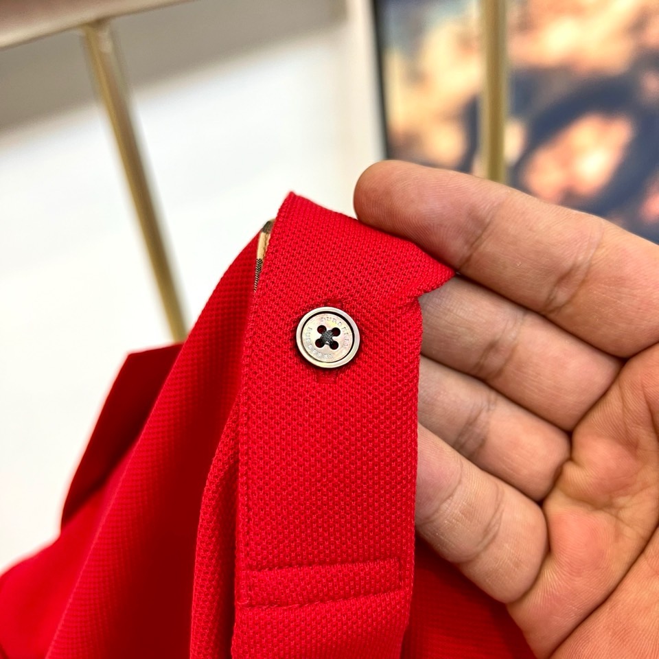 Bur巴宝莉、2026春夏新品短袖POLO衫，以纯粹热烈的色调开启活力春夏，经典翻领设计利落有型，三粒暗