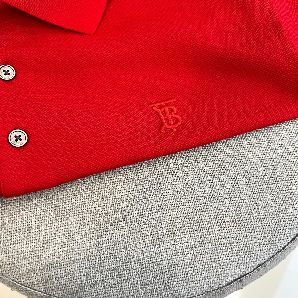 Bur巴宝莉、2026春夏新品短袖POLO衫，以纯粹热烈的色调开启活力春夏，经典翻领设计利落有型，三粒暗