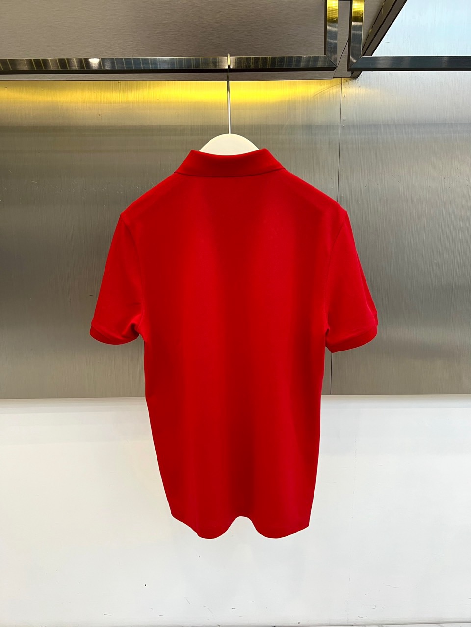 Bur巴宝莉、2026春夏新品短袖POLO衫，以纯粹热烈的色调开启活力春夏，经典翻领设计利落有型，三粒暗