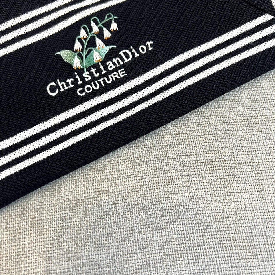 Dio迪奥、2026春夏新品短袖Polo衫，以经典翻领短袖廓形重塑现代绅士衣橱。细横条纹演绎极简美学，深