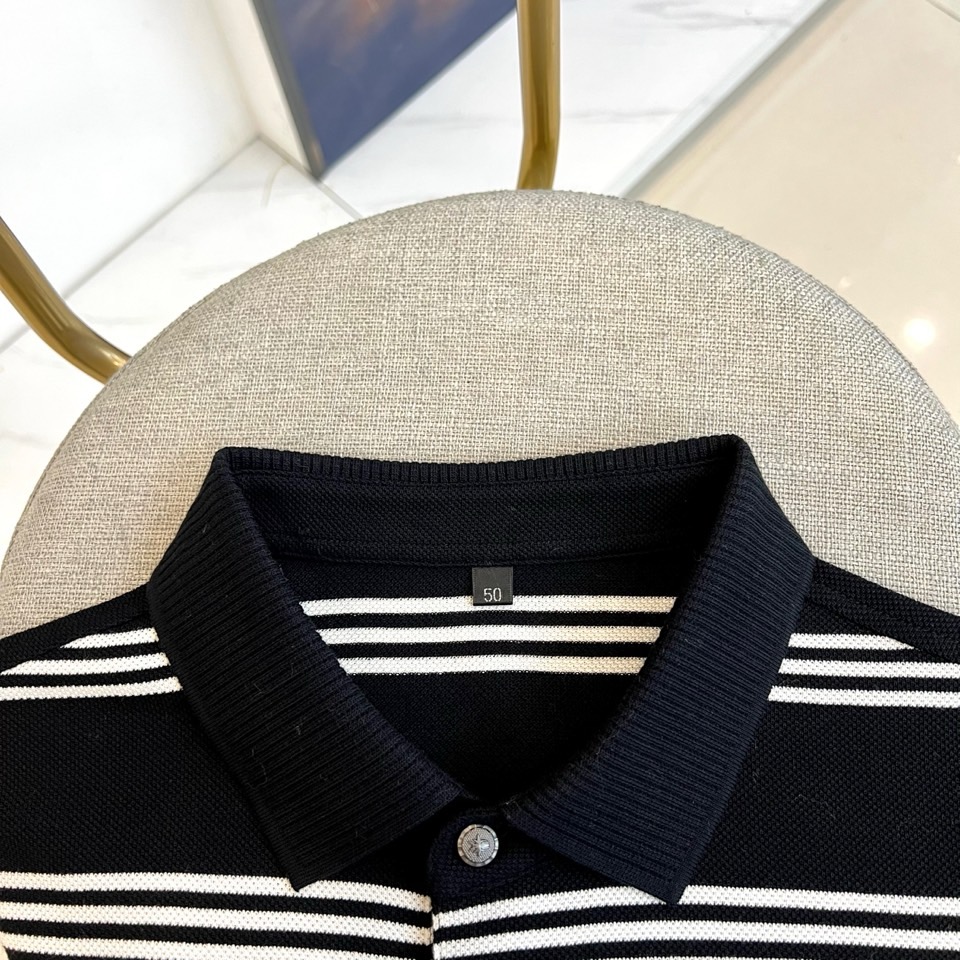 Dio迪奥、2026春夏新品短袖Polo衫，以经典翻领短袖廓形重塑现代绅士衣橱。细横条纹演绎极简美学，深