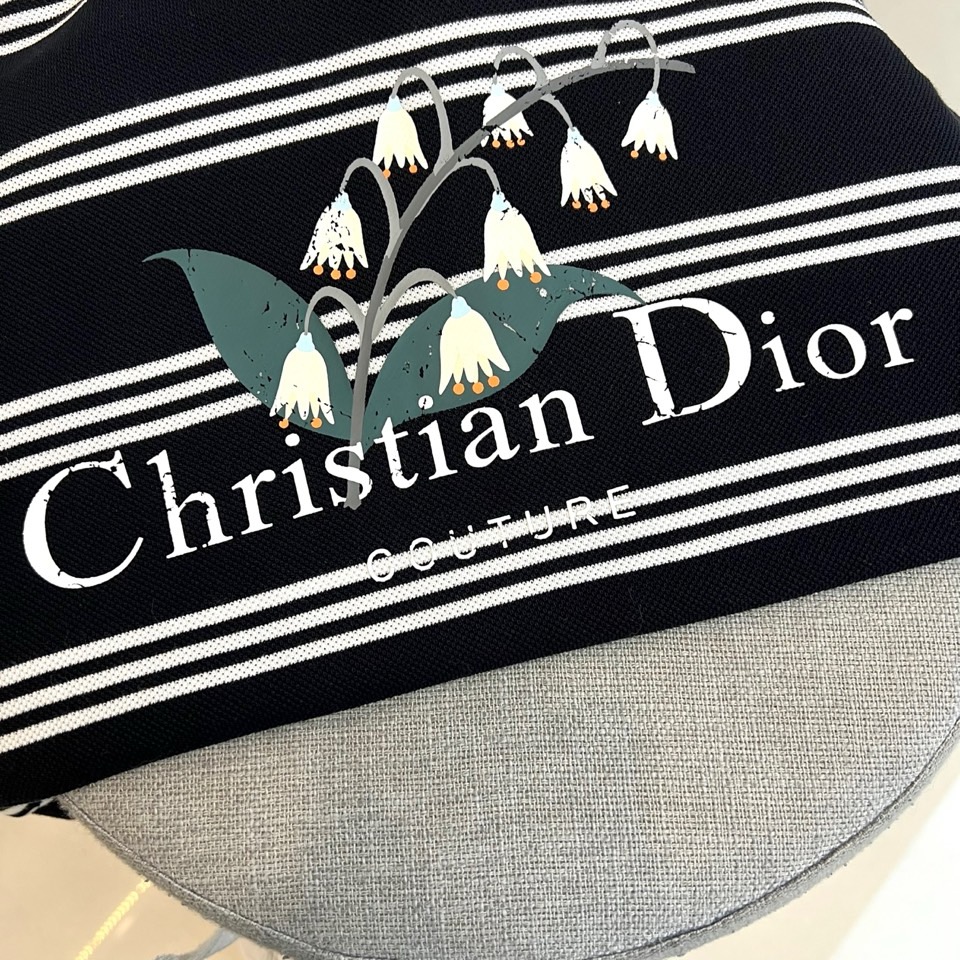 Dio迪奥、2026春夏新品短袖Polo衫，以经典翻领短袖廓形重塑现代绅士衣橱。细横条纹演绎极简美学，深