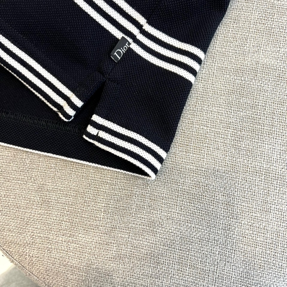 Dio迪奥、2026春夏新品短袖Polo衫，以经典翻领短袖廓形重塑现代绅士衣橱。细横条纹演绎极简美学，深