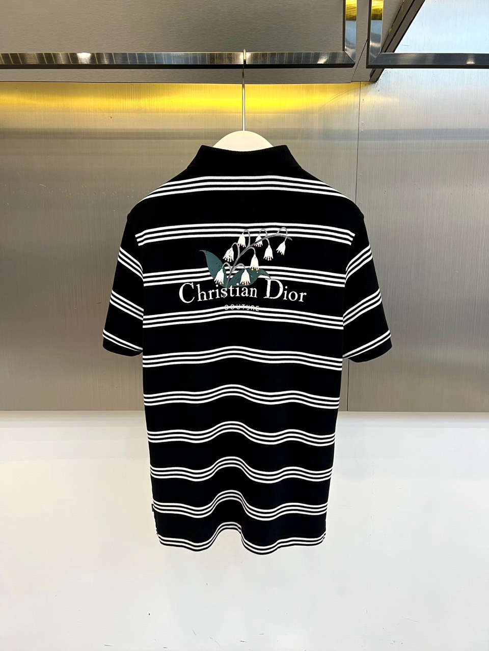 Dio迪奥、2026春夏新品短袖Polo衫，以经典翻领短袖廓形重塑现代绅士衣橱。细横条纹演绎极简美学，深