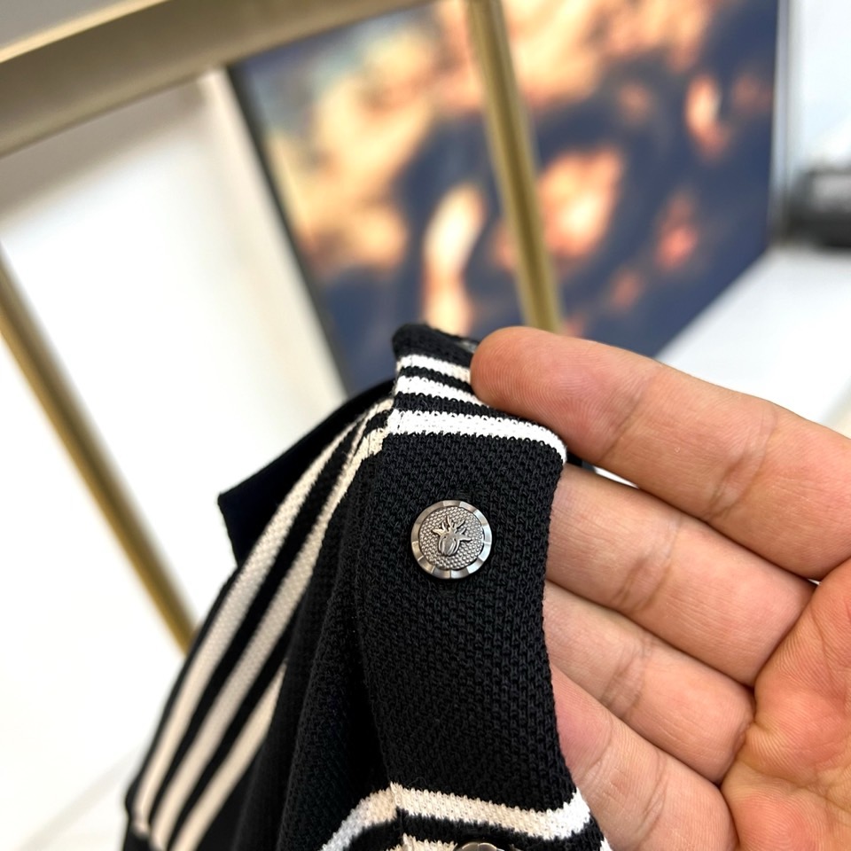 Dio迪奥、2026春夏新品短袖Polo衫，以经典翻领短袖廓形重塑现代绅士衣橱。细横条纹演绎极简美学，深