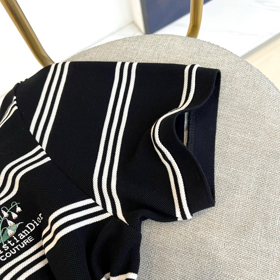 Dio迪奥、2026春夏新品短袖Polo衫，以经典翻领短袖廓形重塑现代绅士衣橱。细横条纹演绎极简美学，深