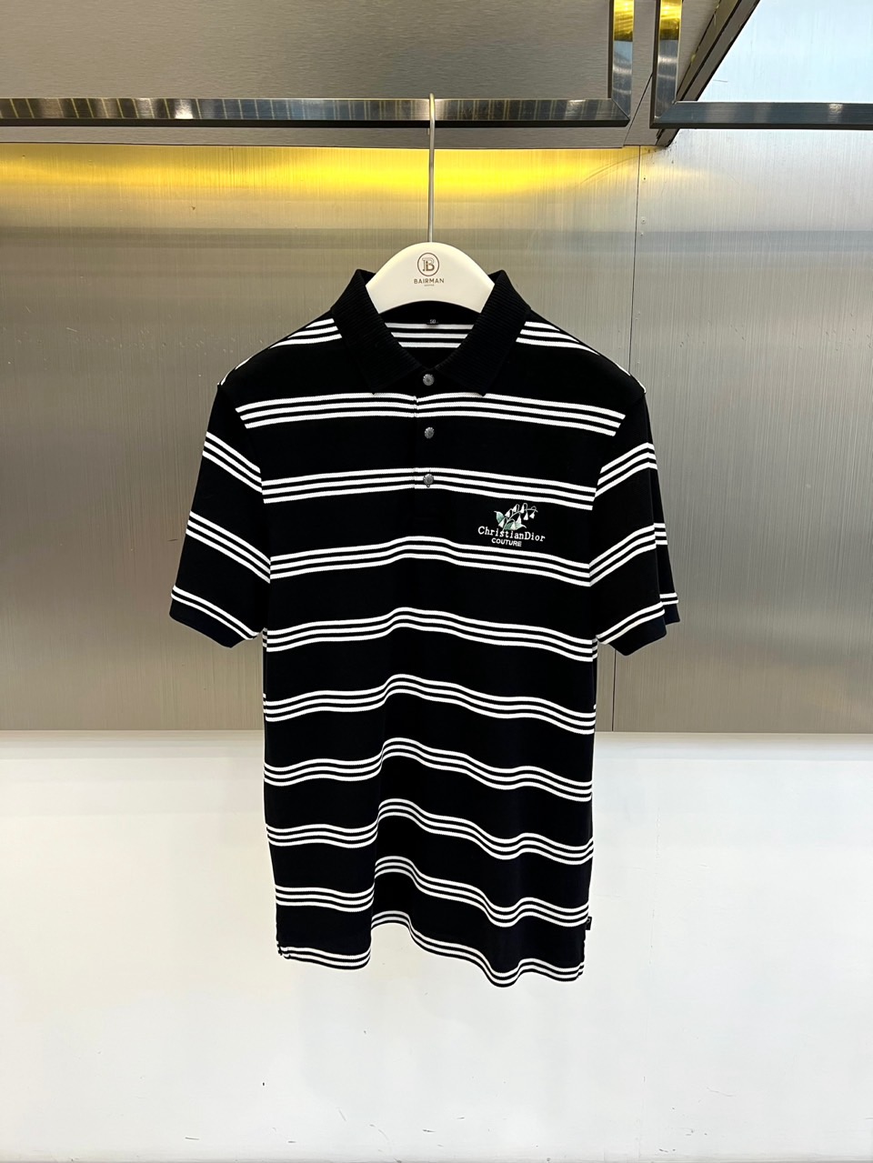 Dio迪奥、2026春夏新品短袖Polo衫，以经典翻领短袖廓形重塑现代绅士衣橱。细横条纹演绎极简美学，深