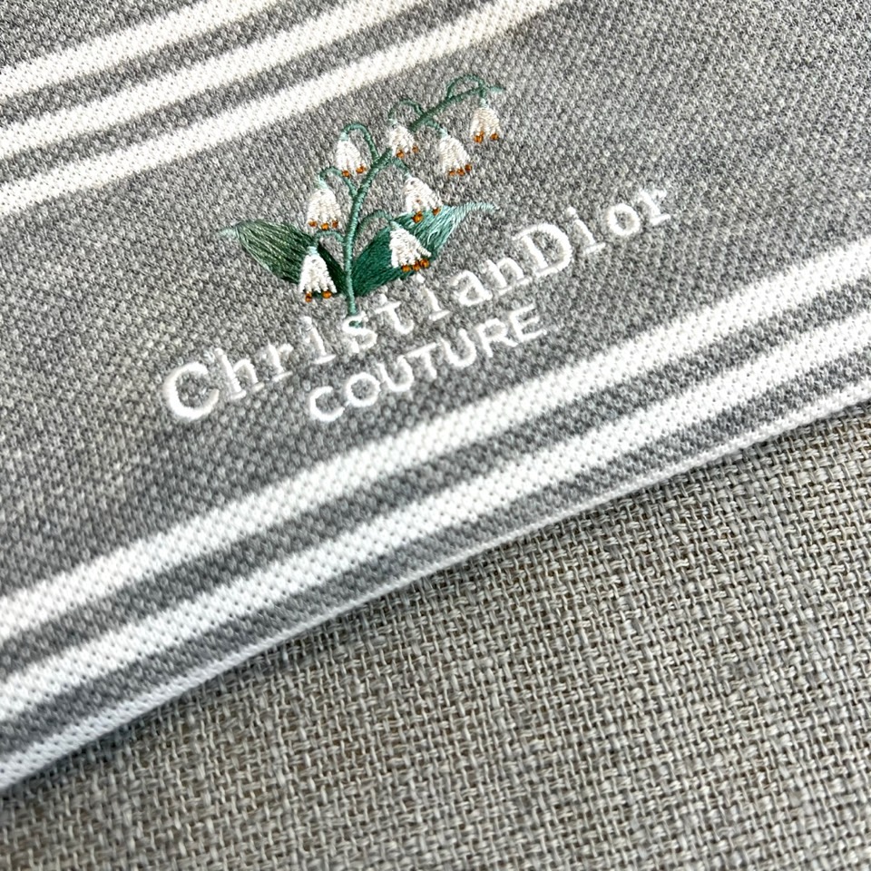 Dio迪奥、2026春夏新品短袖Polo衫，以经典翻领短袖廓形重塑现代绅士衣橱。细横条纹演绎极简美学，深