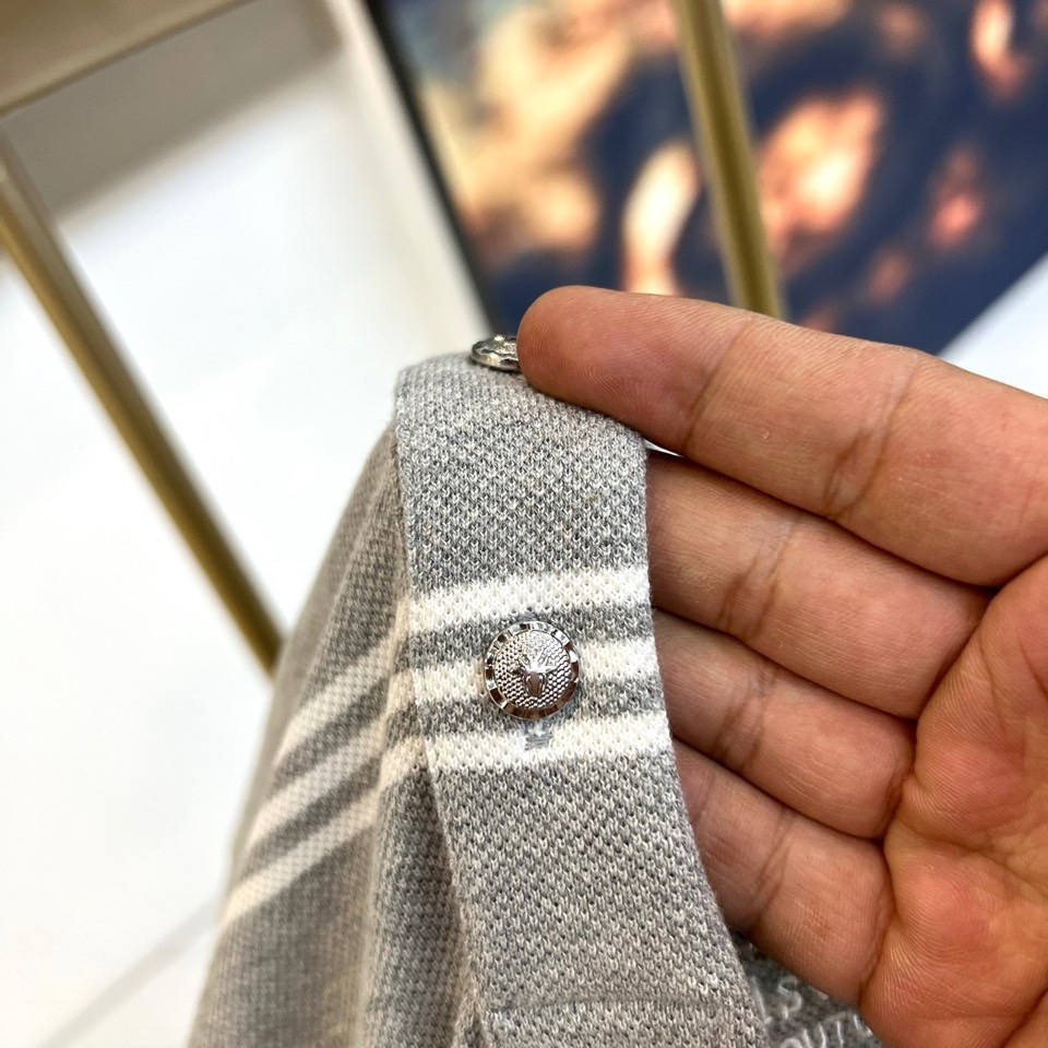 Dio迪奥、2026春夏新品短袖Polo衫，以经典翻领短袖廓形重塑现代绅士衣橱。细横条纹演绎极简美学，深