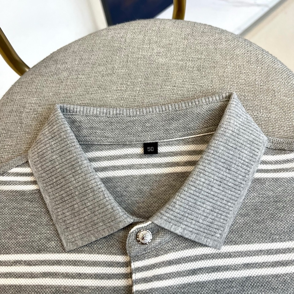 Dio迪奥、2026春夏新品短袖Polo衫，以经典翻领短袖廓形重塑现代绅士衣橱。细横条纹演绎极简美学，深