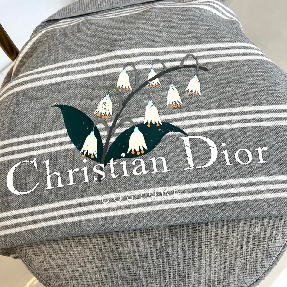 Dio迪奥、2026春夏新品短袖Polo衫，以经典翻领短袖廓形重塑现代绅士衣橱。细横条纹演绎极简美学，深