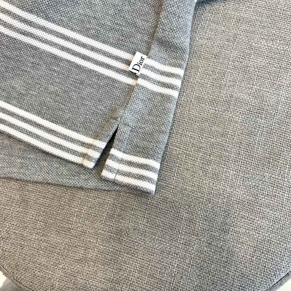 Dio迪奥、2026春夏新品短袖Polo衫，以经典翻领短袖廓形重塑现代绅士衣橱。细横条纹演绎极简美学，深