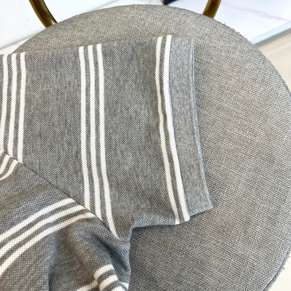 Dio迪奥、2026春夏新品短袖Polo衫，以经典翻领短袖廓形重塑现代绅士衣橱。细横条纹演绎极简美学，深