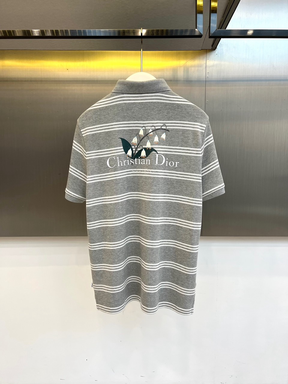 Dio迪奥、2026春夏新品短袖Polo衫，以经典翻领短袖廓形重塑现代绅士衣橱。细横条纹演绎极简美学，深