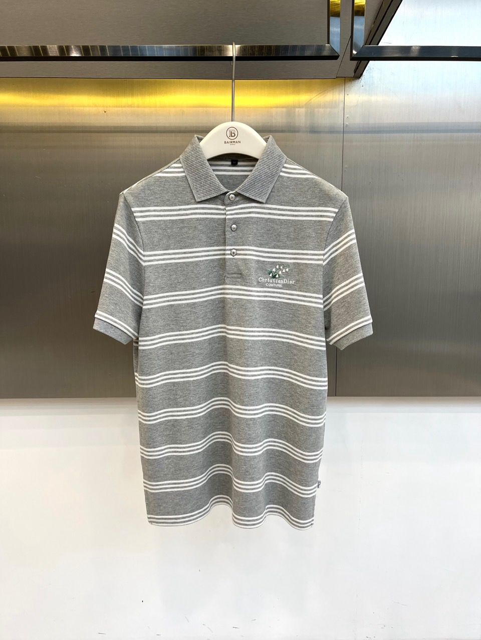Dio迪奥、2026春夏新品短袖Polo衫，以经典翻领短袖廓形重塑现代绅士衣橱。细横条纹演绎极简美学，深