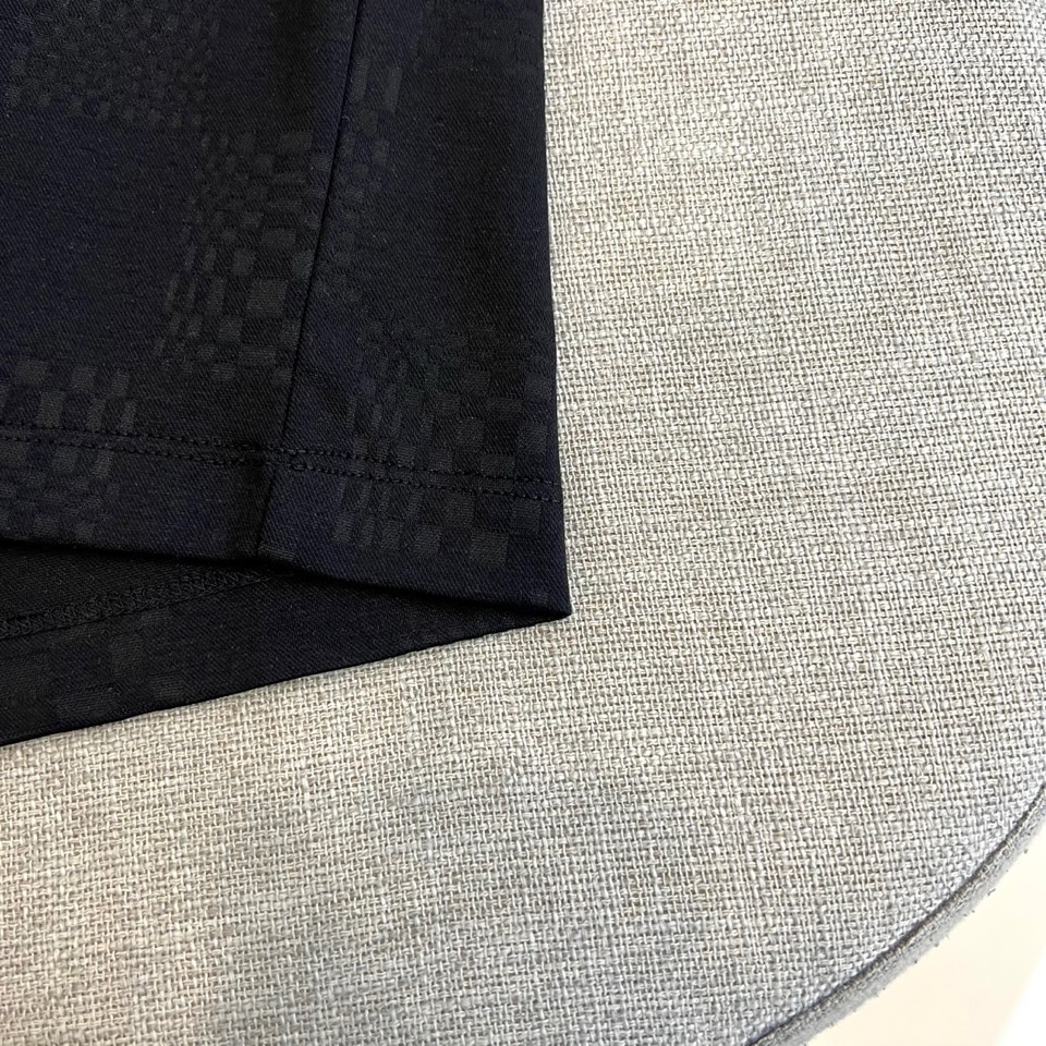 1v威登、2026春夏新品短袖T恤，以纯色为基底，满幅暗纹棋盘格肌理低调奢华，胸前精致字母刺绣点缀，简约