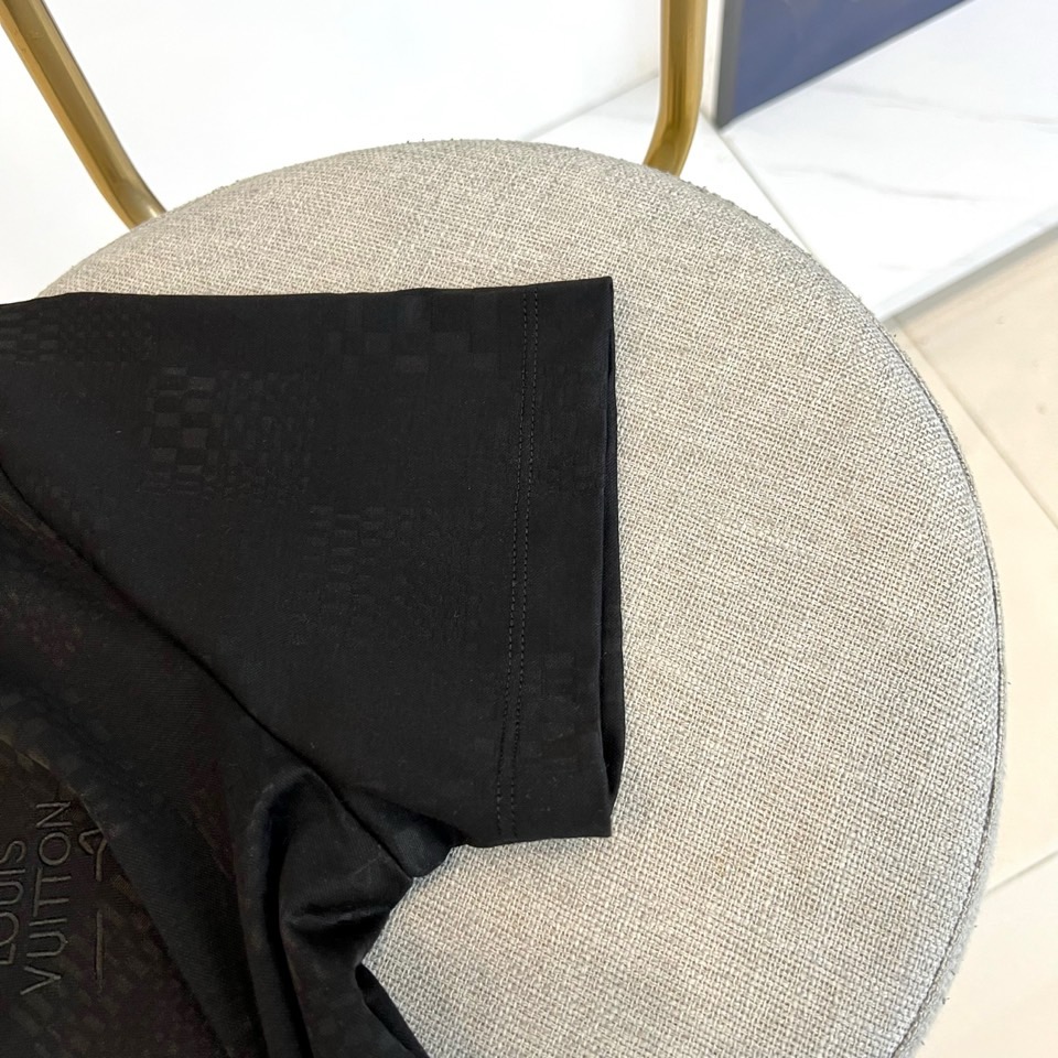 1v威登、2026春夏新品短袖T恤，以纯色为基底，满幅暗纹棋盘格肌理低调奢华，胸前精致字母刺绣点缀，简约