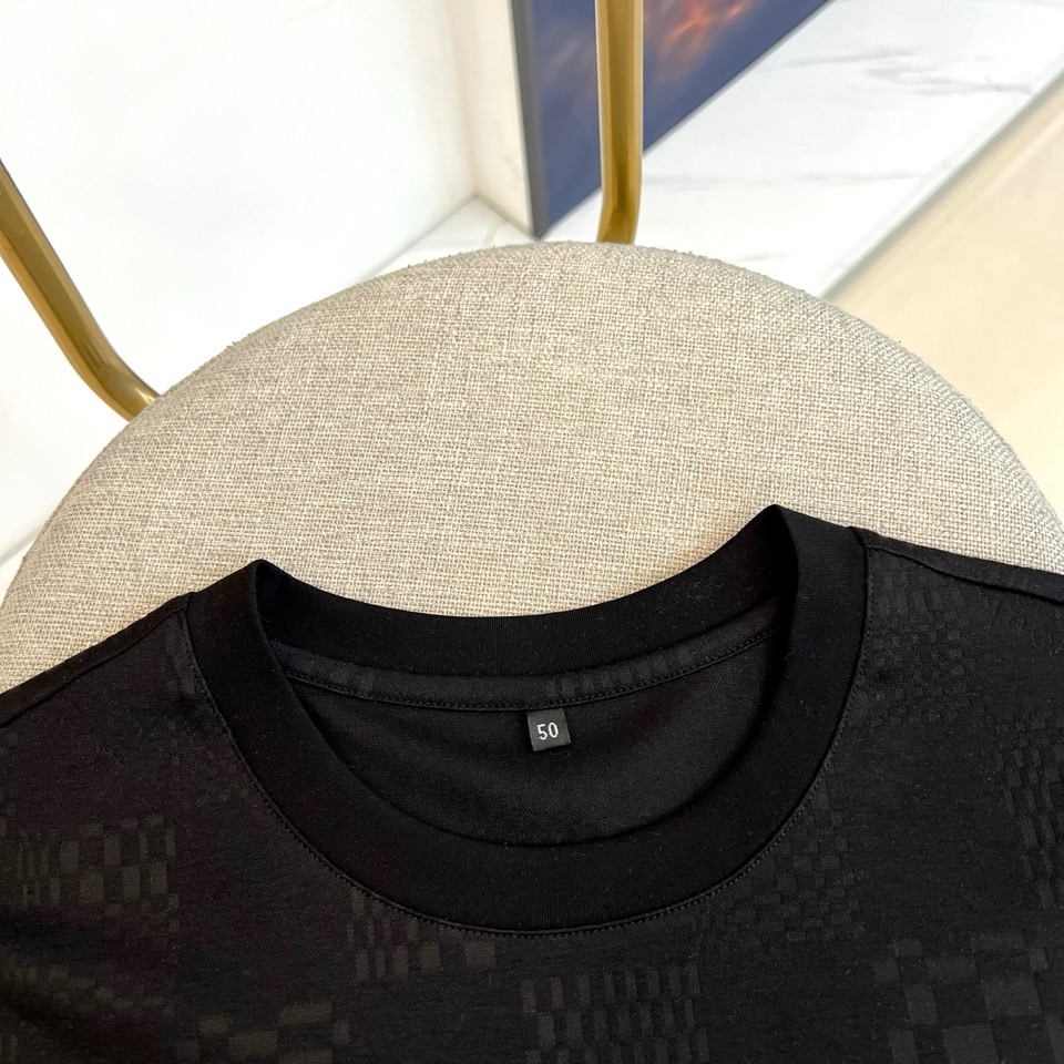 1v威登、2026春夏新品短袖T恤，以纯色为基底，满幅暗纹棋盘格肌理低调奢华，胸前精致字母刺绣点缀，简约