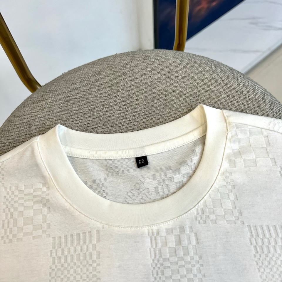 1v威登、2026春夏新品短袖T恤，以纯色为基底，满幅暗纹棋盘格肌理低调奢华，胸前精致字母刺绣点缀，简约