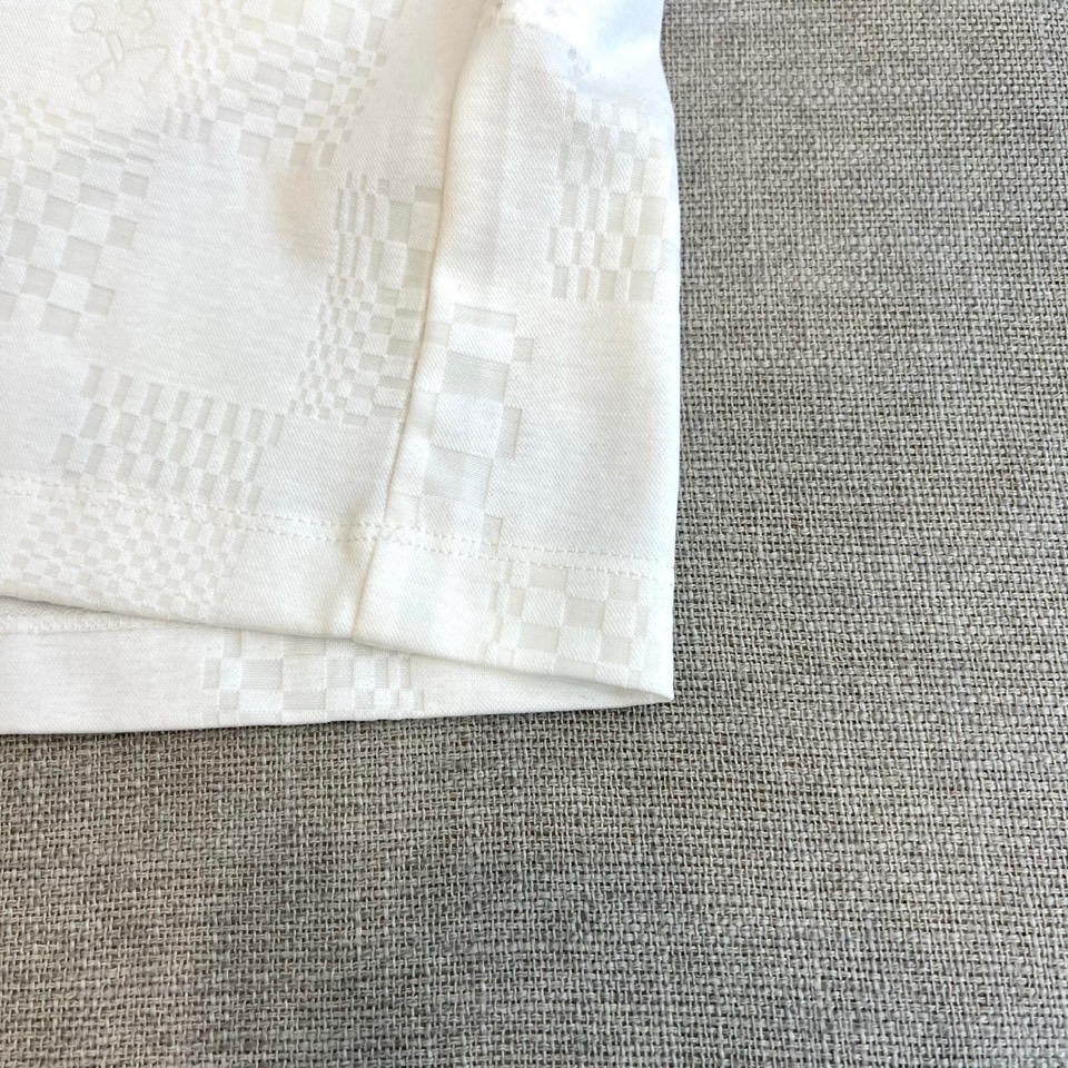 1v威登、2026春夏新品短袖T恤，以纯色为基底，满幅暗纹棋盘格肌理低调奢华，胸前精致字母刺绣点缀，简约