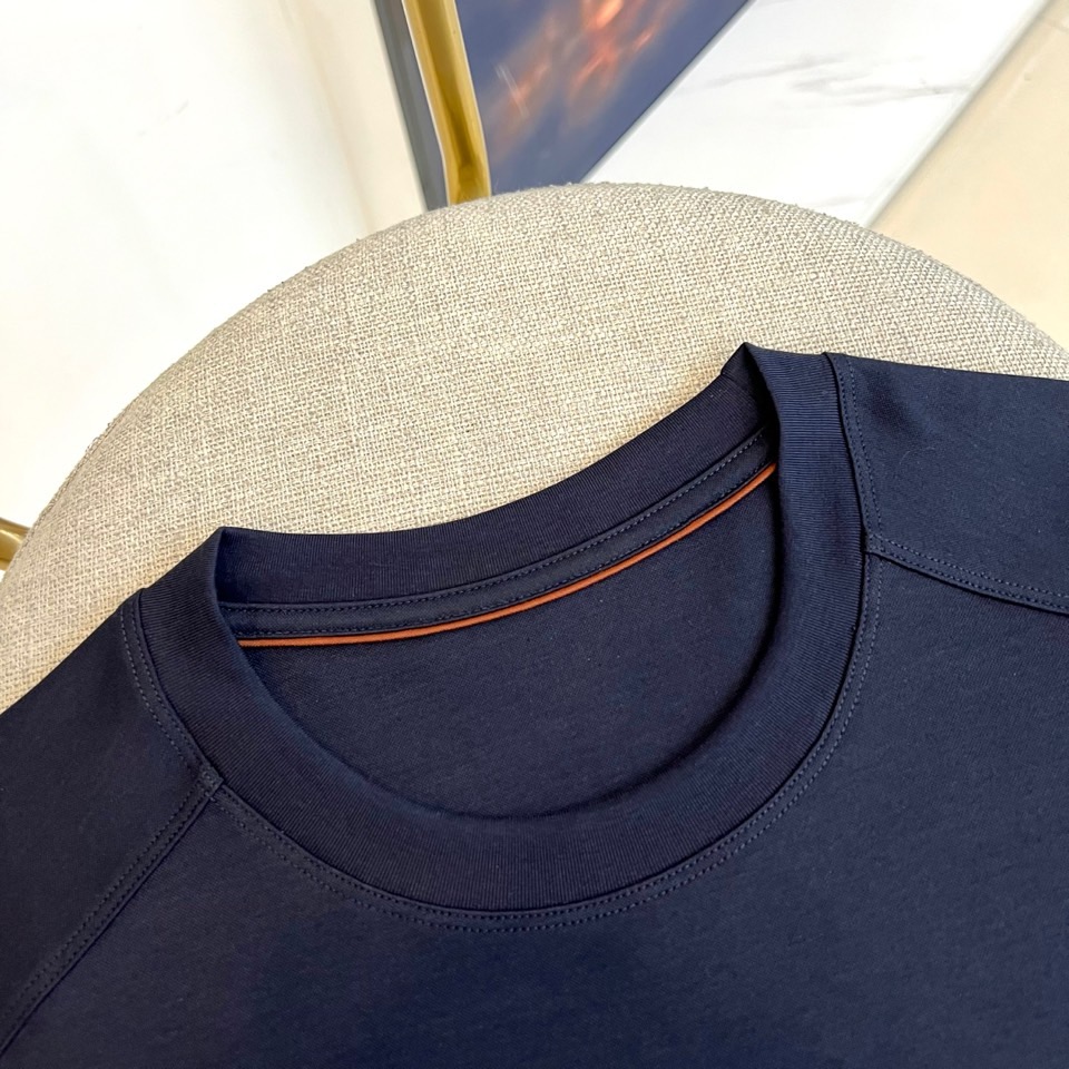 Loro Piana诺悠翩雅、2026春夏新品短袖T恤，以极简美学重塑日常穿搭仪式感。纯色搭配精致左胸刺