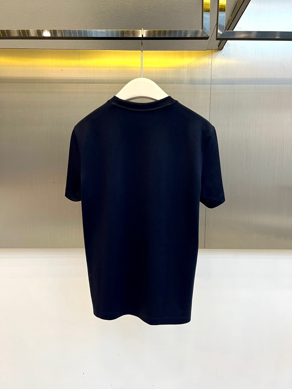 Loro Piana诺悠翩雅、2026春夏新品短袖T恤，以极简美学重塑日常穿搭仪式感。纯色搭配精致左胸刺