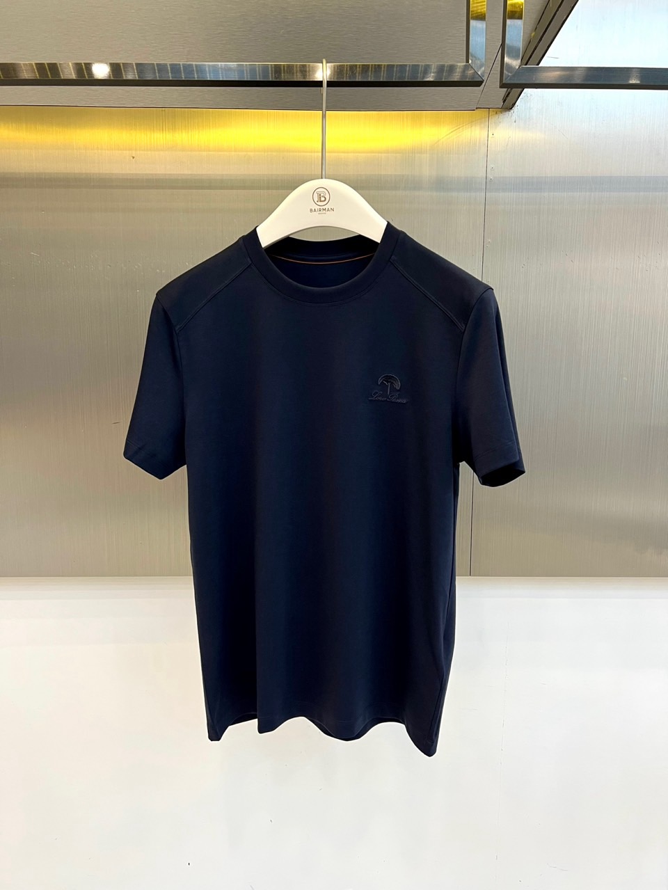 Loro Piana诺悠翩雅、2026春夏新品短袖T恤，以极简美学重塑日常穿搭仪式感。纯色搭配精致左胸刺