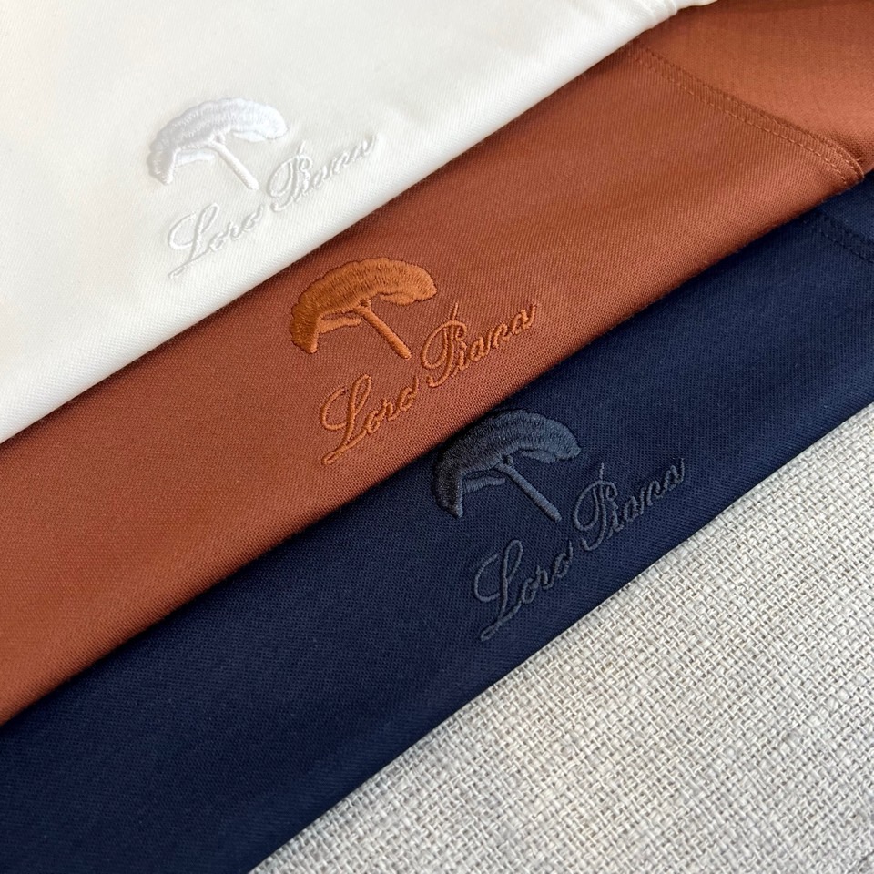 Loro Piana诺悠翩雅、2026春夏新品短袖T恤，以极简美学重塑日常穿搭仪式感。纯色搭配精致左胸刺