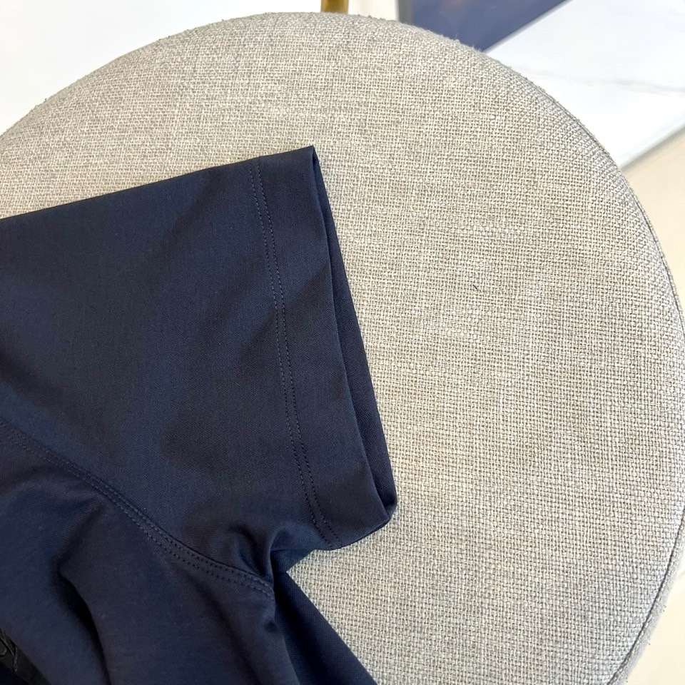 Loro Piana诺悠翩雅、2026春夏新品短袖T恤，以极简美学重塑日常穿搭仪式感。纯色搭配精致左胸刺