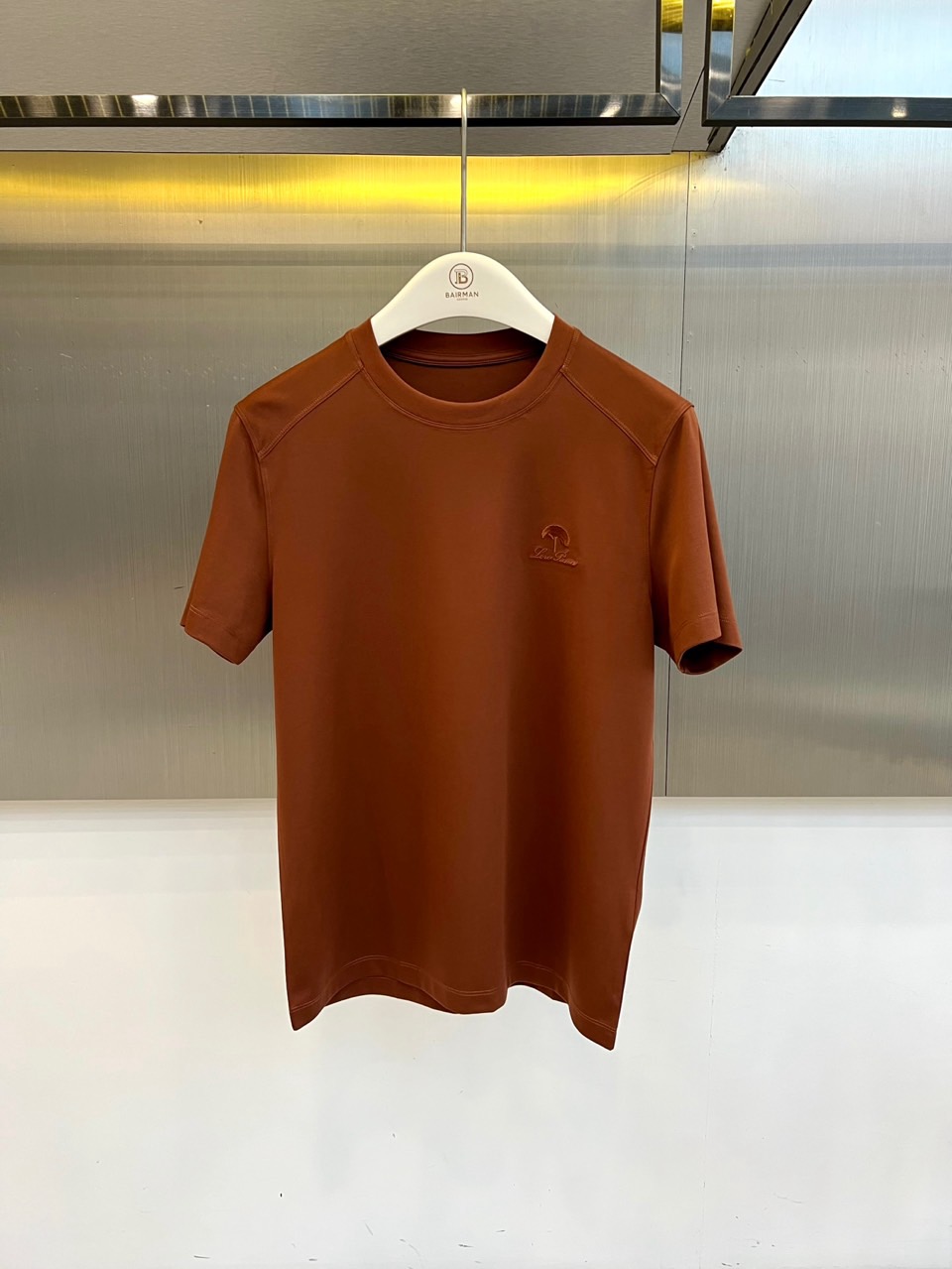 Loro Piana诺悠翩雅、2026春夏新品短袖T恤，以极简美学重塑日常穿搭仪式感。纯色搭配精致左胸刺