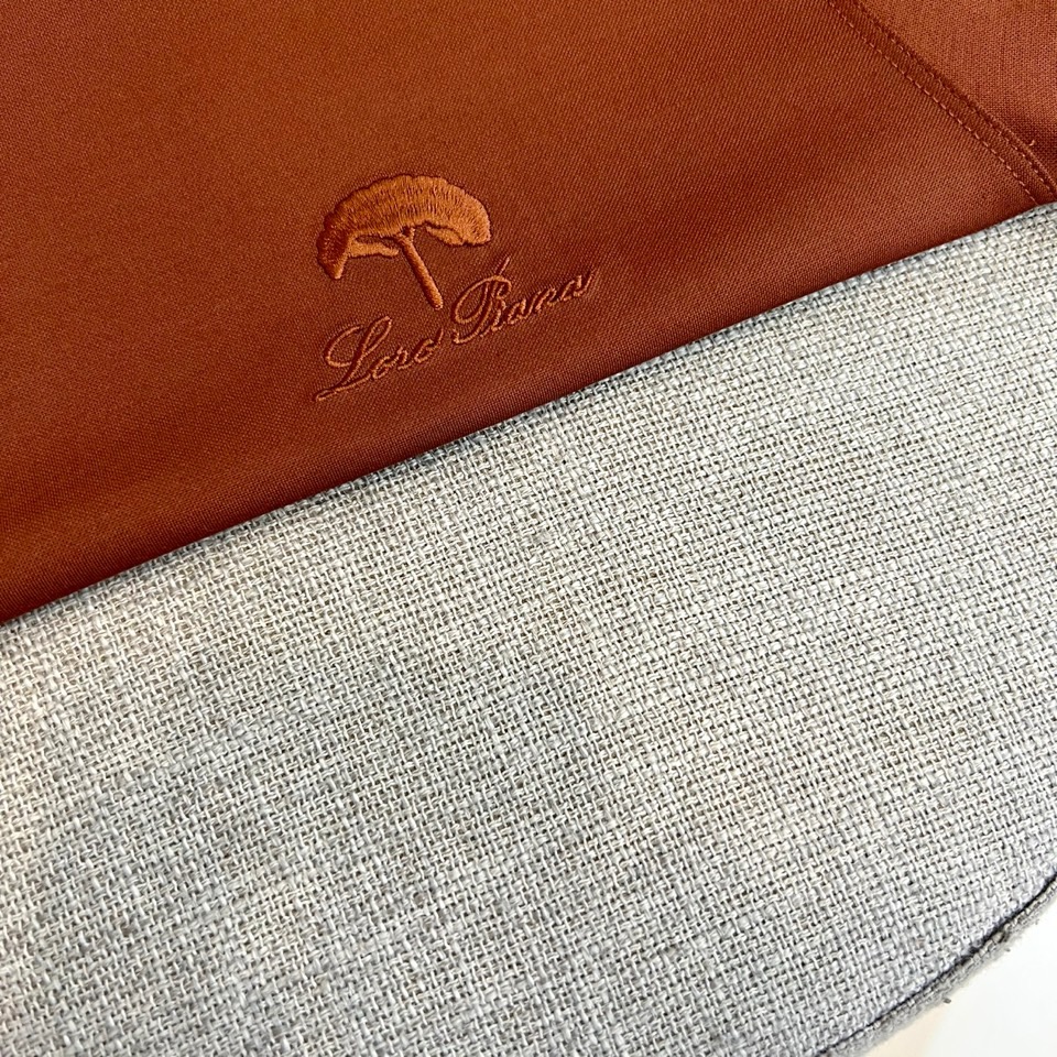 Loro Piana诺悠翩雅、2026春夏新品短袖T恤，以极简美学重塑日常穿搭仪式感。纯色搭配精致左胸刺