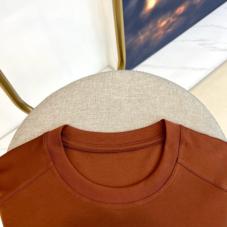 Loro Piana诺悠翩雅、2026春夏新品短袖T恤，以极简美学重塑日常穿搭仪式感。纯色搭配精致左胸刺