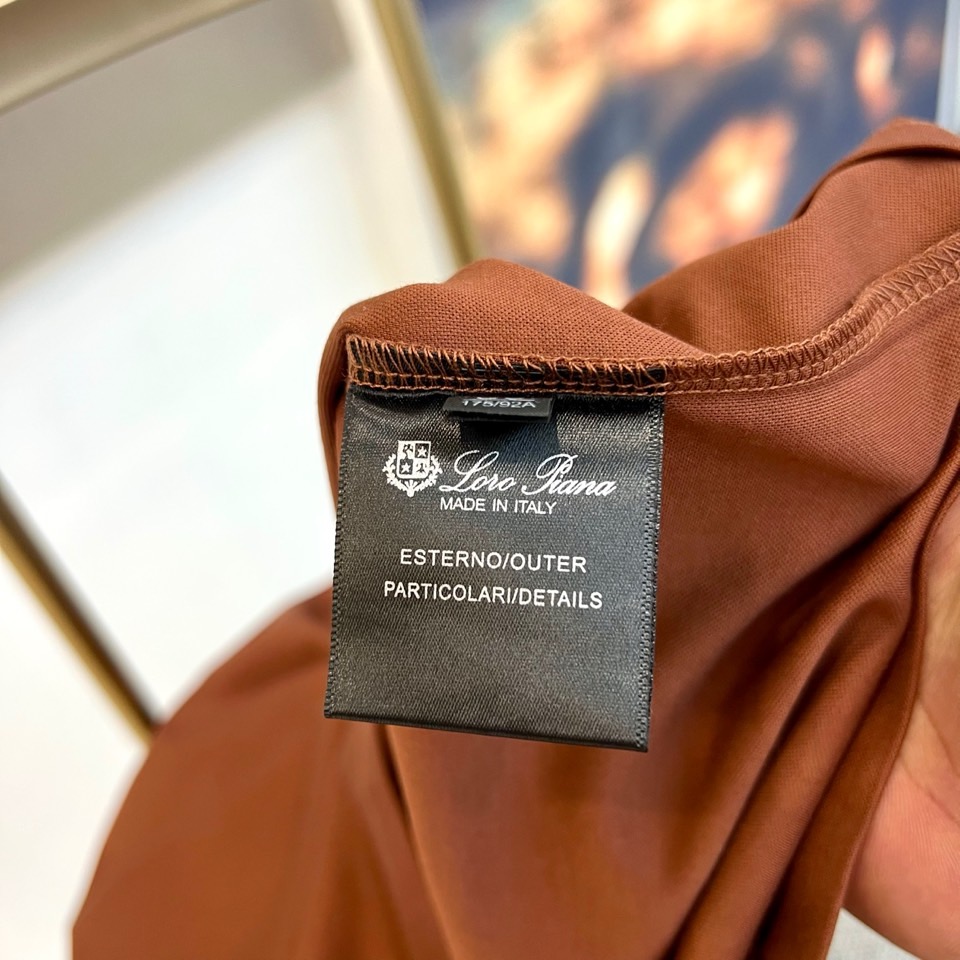 Loro Piana诺悠翩雅、2026春夏新品短袖T恤，以极简美学重塑日常穿搭仪式感。纯色搭配精致左胸刺