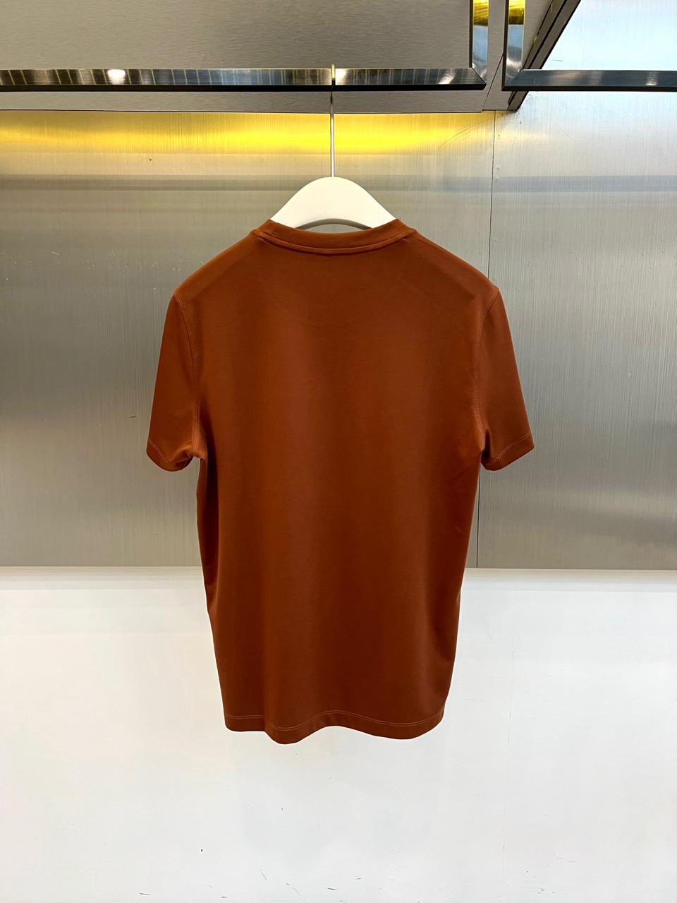 Loro Piana诺悠翩雅、2026春夏新品短袖T恤，以极简美学重塑日常穿搭仪式感。纯色搭配精致左胸刺