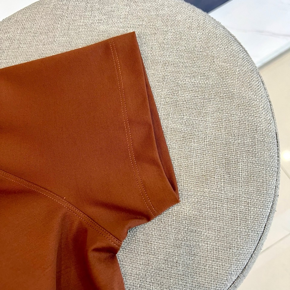 Loro Piana诺悠翩雅、2026春夏新品短袖T恤，以极简美学重塑日常穿搭仪式感。纯色搭配精致左胸刺