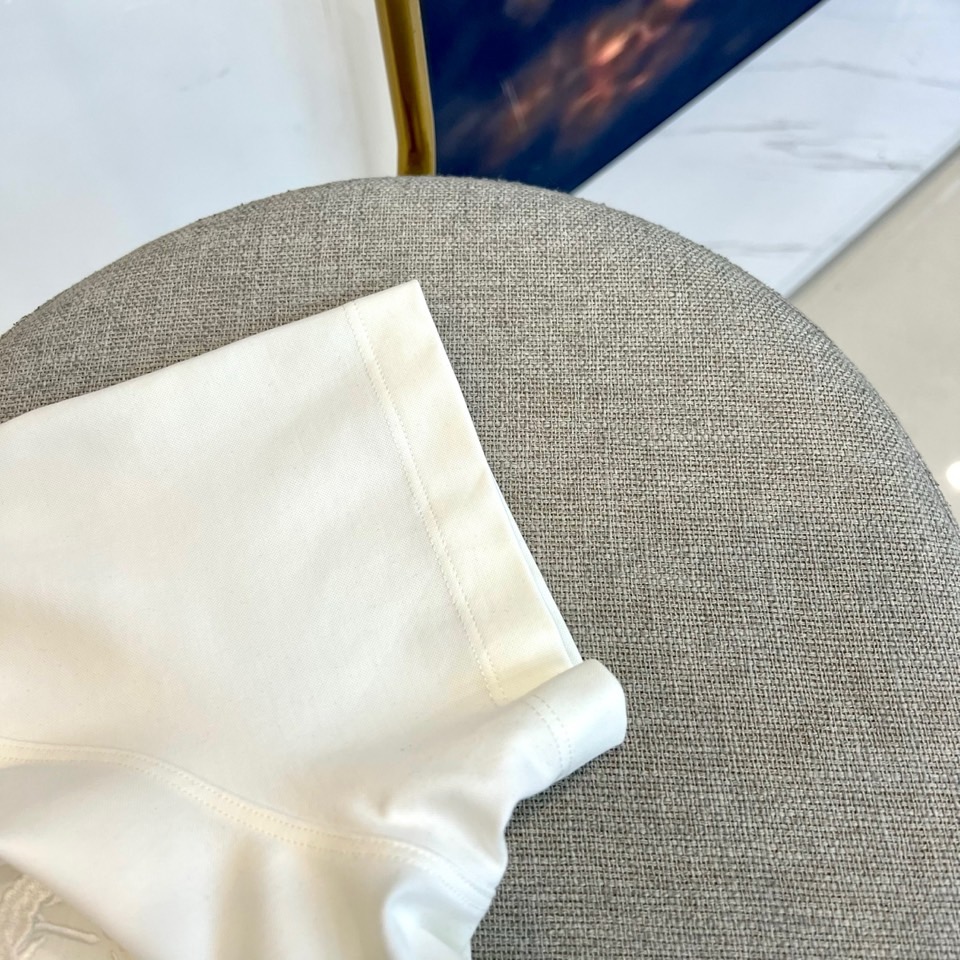 Loro Piana诺悠翩雅、2026春夏新品短袖T恤，以极简美学重塑日常穿搭仪式感。纯色搭配精致左胸刺