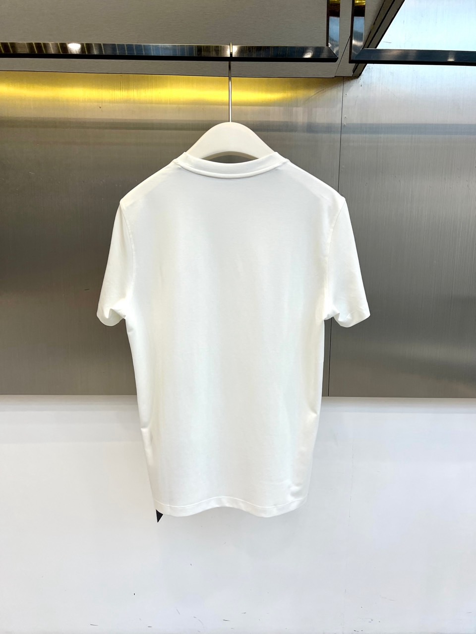 Loro Piana诺悠翩雅、2026春夏新品短袖T恤，以极简美学重塑日常穿搭仪式感。纯色搭配精致左胸刺