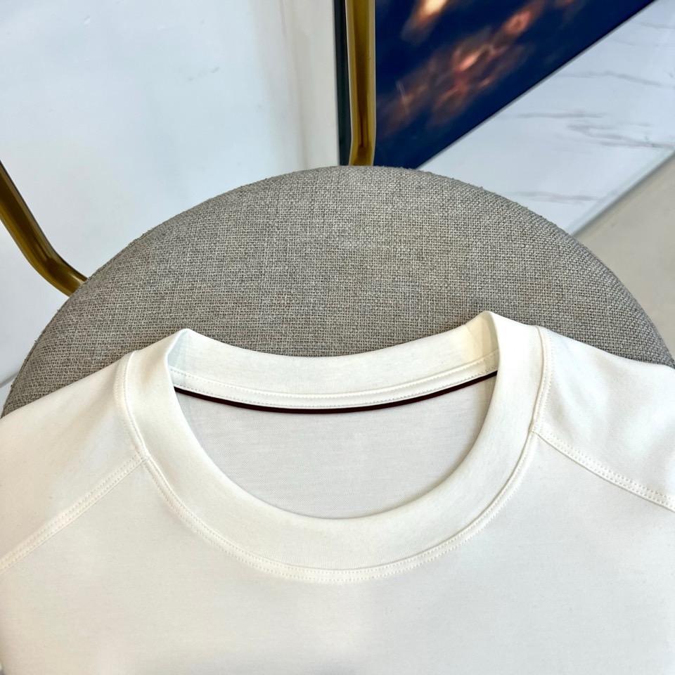 Loro Piana诺悠翩雅、2026春夏新品短袖T恤，以极简美学重塑日常穿搭仪式感。纯色搭配精致左胸刺