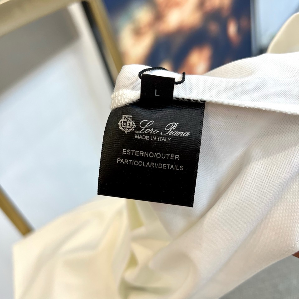 Loro Piana诺悠翩雅、2026春夏新品短袖T恤，以极简美学重塑日常穿搭仪式感。纯色搭配精致左胸刺