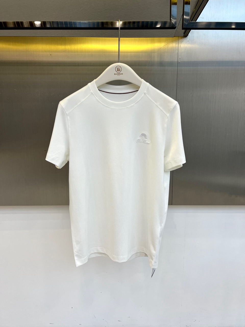 Loro Piana诺悠翩雅、2026春夏新品短袖T恤，以极简美学重塑日常穿搭仪式感。纯色搭配精致左胸刺