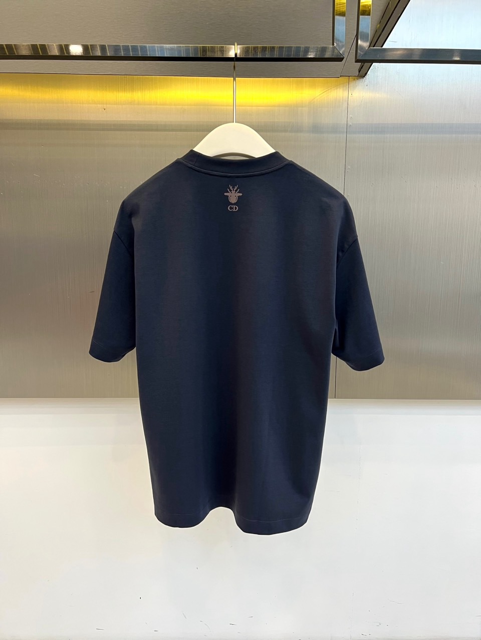 Dio迪奥、2026春夏新品短袖T恤焕新登场，以纯色为基底，构筑松弛优雅的穿搭哲学。经典圆领配合宽松廓形