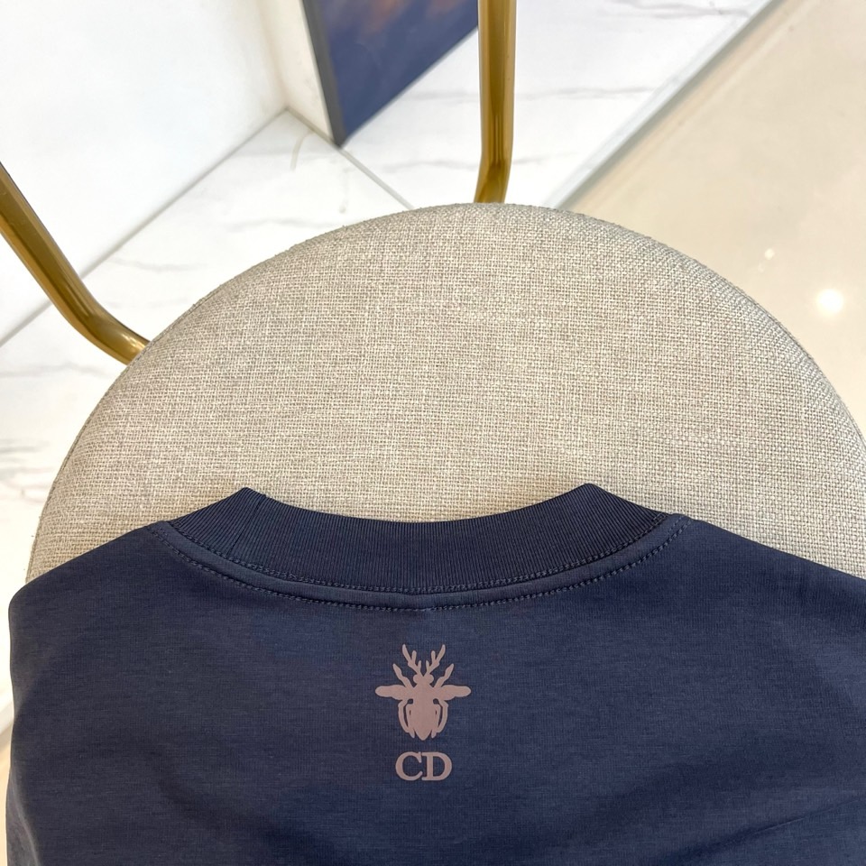 Dio迪奥、2026春夏新品短袖T恤焕新登场，以纯色为基底，构筑松弛优雅的穿搭哲学。经典圆领配合宽松廓形