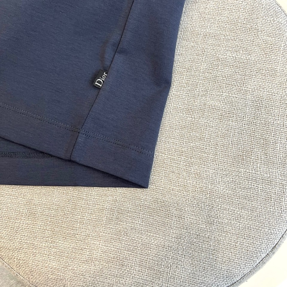 Dio迪奥、2026春夏新品短袖T恤焕新登场，以纯色为基底，构筑松弛优雅的穿搭哲学。经典圆领配合宽松廓形