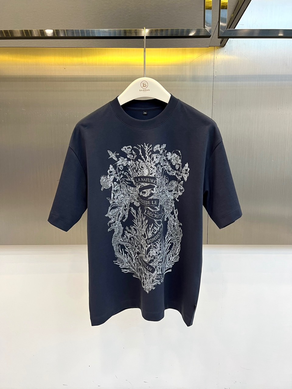 Dio迪奥、2026春夏新品短袖T恤焕新登场，以纯色为基底，构筑松弛优雅的穿搭哲学。经典圆领配合宽松廓形