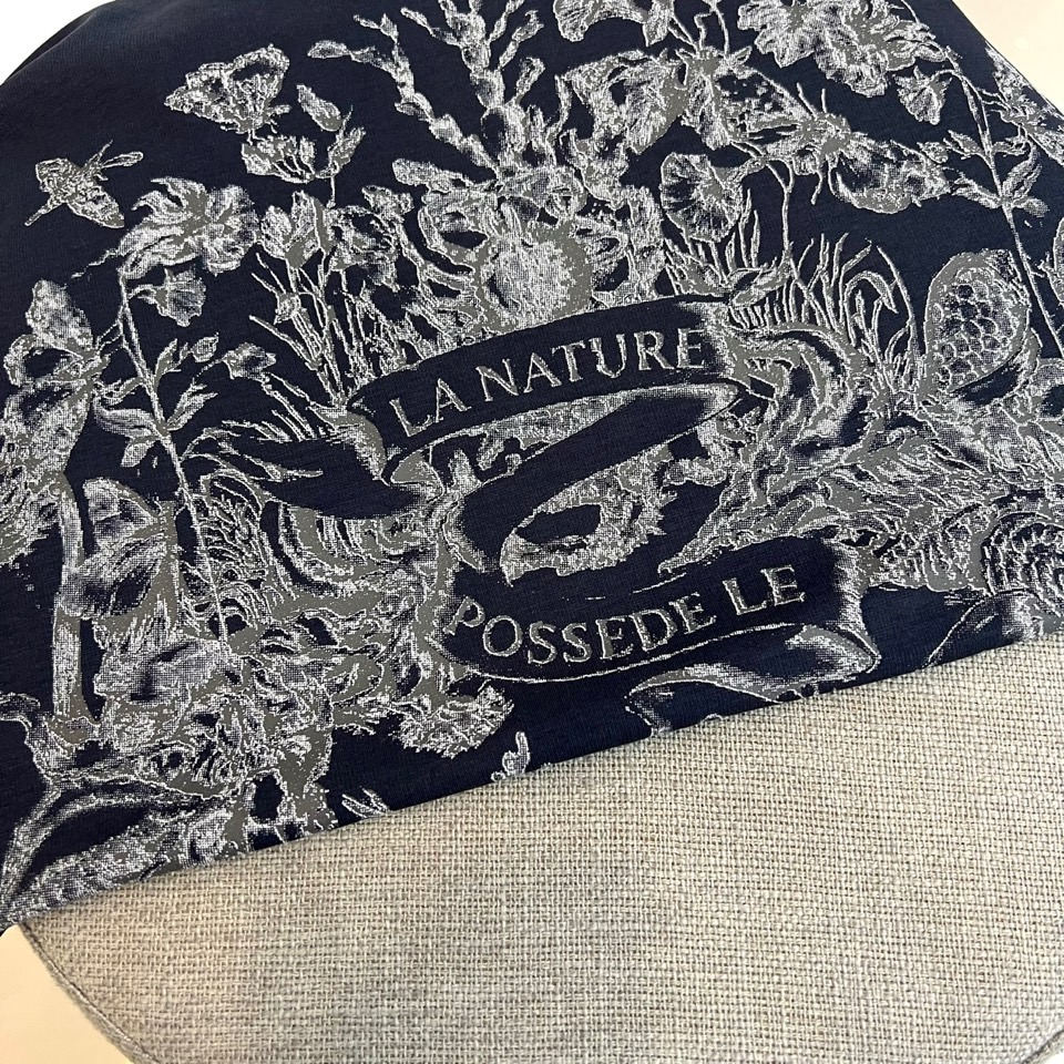 Dio迪奥、2026春夏新品短袖T恤焕新登场，以纯色为基底，构筑松弛优雅的穿搭哲学。经典圆领配合宽松廓形