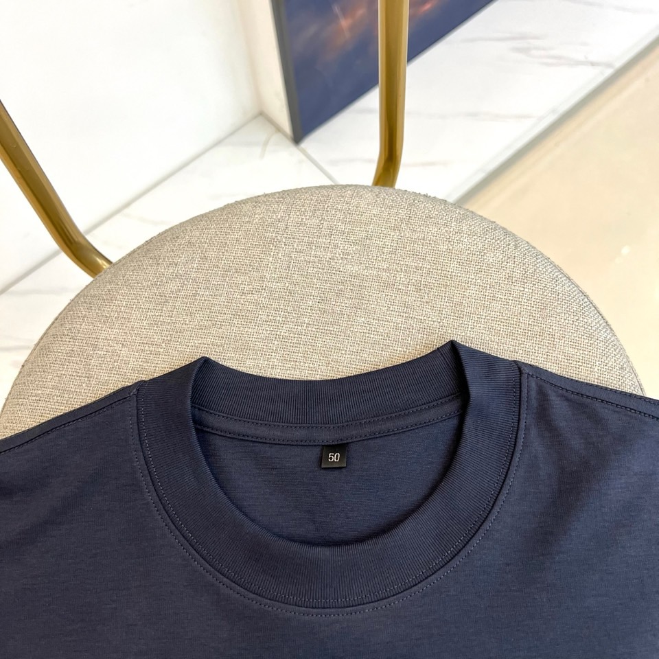 Dio迪奥、2026春夏新品短袖T恤焕新登场，以纯色为基底，构筑松弛优雅的穿搭哲学。经典圆领配合宽松廓形