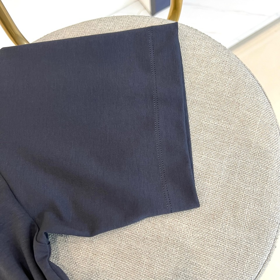 Dio迪奥、2026春夏新品短袖T恤焕新登场，以纯色为基底，构筑松弛优雅的穿搭哲学。经典圆领配合宽松廓形