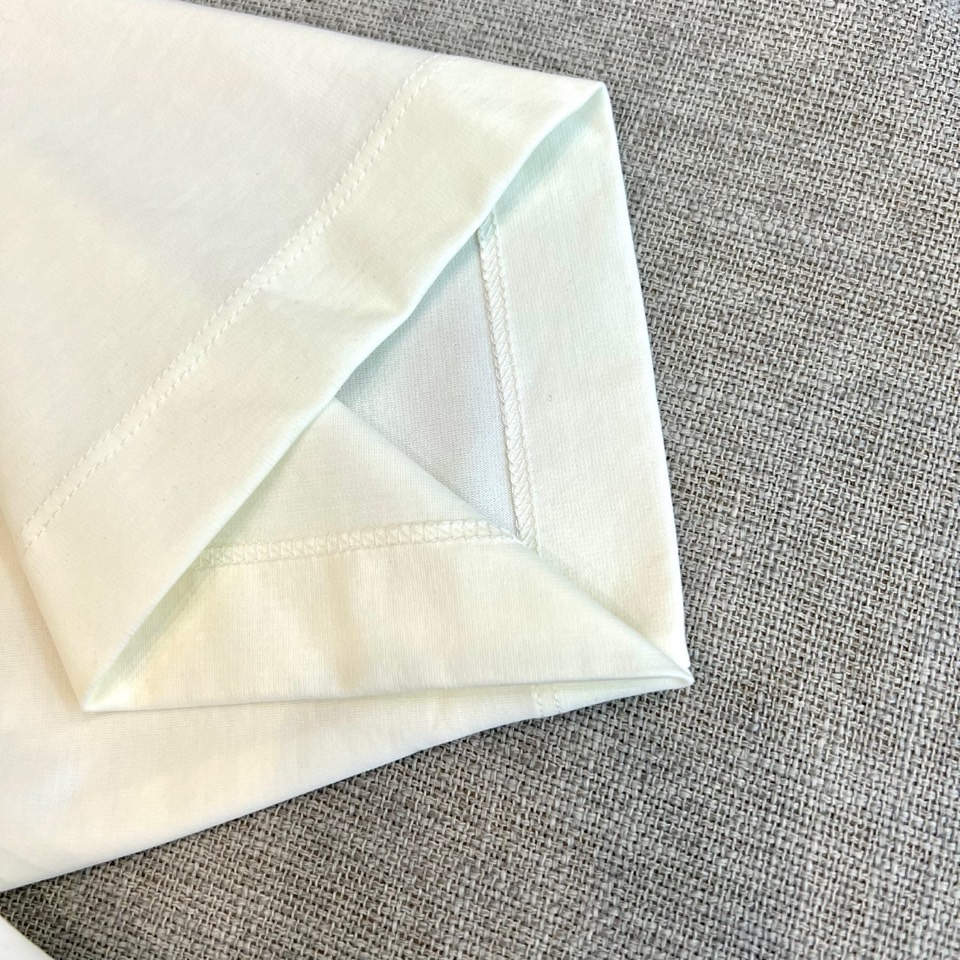 Dio迪奥、2026春夏新品短袖T恤焕新登场，以纯色为基底，构筑松弛优雅的穿搭哲学。经典圆领配合宽松廓形