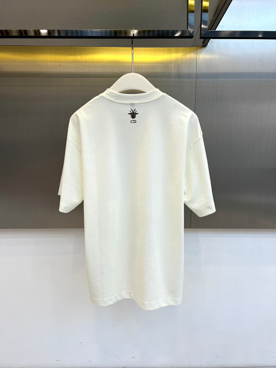 Dio迪奥、2026春夏新品短袖T恤焕新登场，以纯色为基底，构筑松弛优雅的穿搭哲学。经典圆领配合宽松廓形