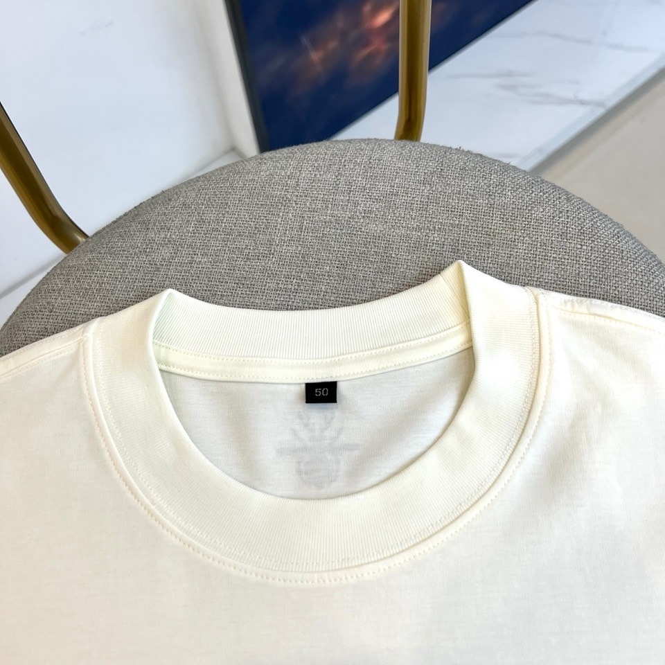 Dio迪奥、2026春夏新品短袖T恤焕新登场，以纯色为基底，构筑松弛优雅的穿搭哲学。经典圆领配合宽松廓形